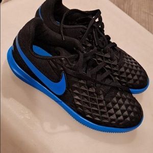 Nike kids indoor soccer shoes